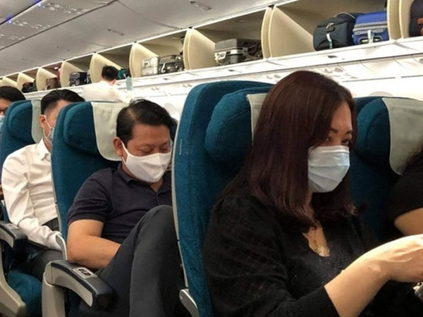Vụ đốt giấy trên máy bay: Vì sao hành khách có thể mang bật lửa lên máy bay?
