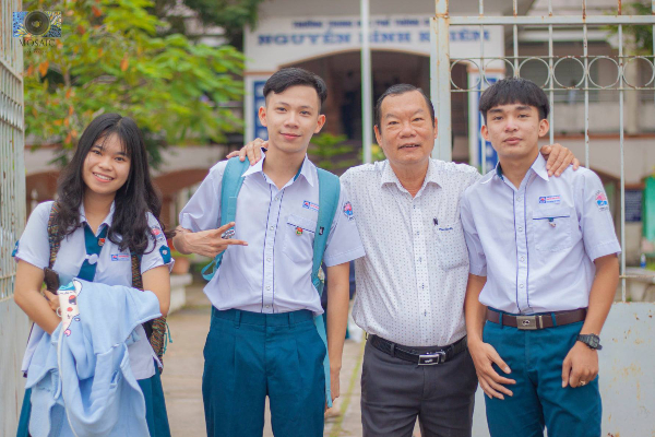 Thầy Hiệu trưởng ôm từng học sinh ngày nghỉ hưu, sau đó bất ngờ được tặng quà siêu cấp đáng yêu