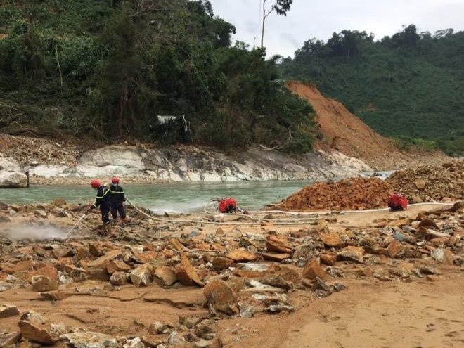 Ngăn dòng tìm người mất tích ở Rào Trăng 3 sau khi bão số 10 đi qua