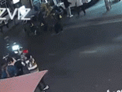 Video: Kinh hoàng cảnh đứa trẻ lao ra đường bị tài xế Grab đâm trúng, nhiều người thét lên đầy sợ hãi