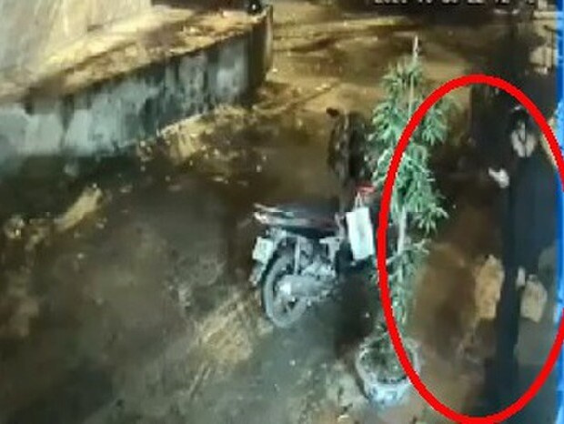 Clip: Khoảnh khắc nam sinh Đại học GTVT bị trúng đạn khi đang chờ người thân trước cửa nhà