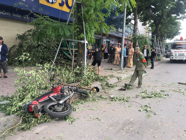 Hà Nội: Xe bồn lao qua dải phân cách, tông 2 người thương nặng trước khi đâm vào nhà dân