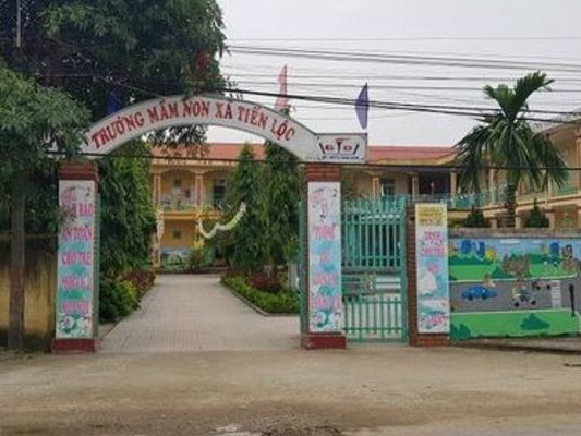 Thanh Hóa: Bé gái 3 tuổi bị bỏ quên trong nhà vệ sinh trường học