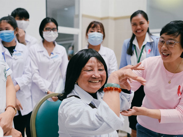 Ảnh: Nụ cười hạnh phúc trên môi nữ bệnh nhân ung thư đến từ những mái tóc giả 0 đồng