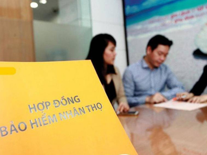 Cấm ngân hàng ép khách hàng mua bảo hiểm