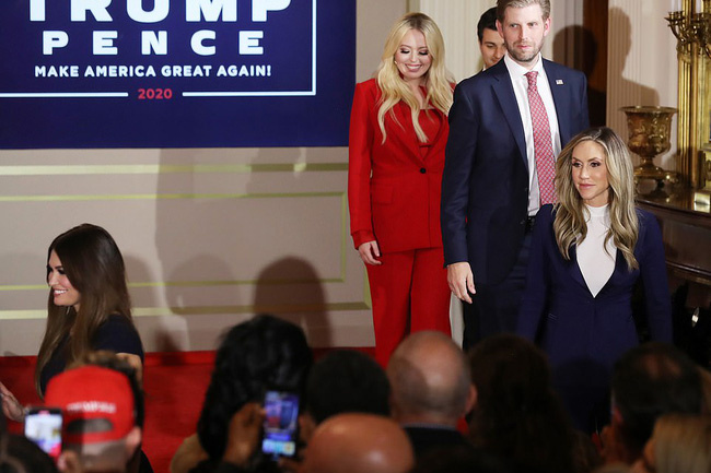 Các con ông Trump nở nụ cười rạng rỡ tham gia tiệc theo dõi kết quả bầu cử, 'nữ thần Nhà Trắng' Ivanka nổi bật với vẻ đẹp hoàn hảo