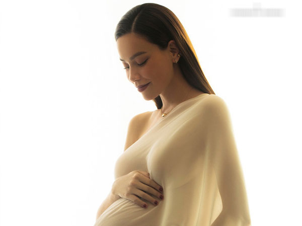 Hà Hồ sinh đôi trai gái, hội bạn thân người gửi lời chúc mừng, kẻ đến tận bệnh viện để thăm nom nhưng lại vô tình để lộ tên thân mật của 2 bé