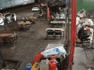 CLIP: Băng nhóm bịt mặt từ 3 ôtô lao vào quán nhậu hỗn chiến kinh hoàng