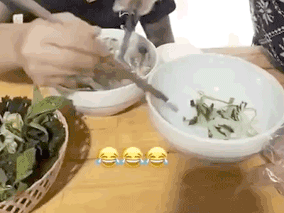 Quen tay cho hành vào bát của khách kĩ tính, chủ quán phải xuống tận bàn nhặt từng cọng ra ngoài, netizen chỉ trích: 'Không ăn hành nên hành người khác hả?'