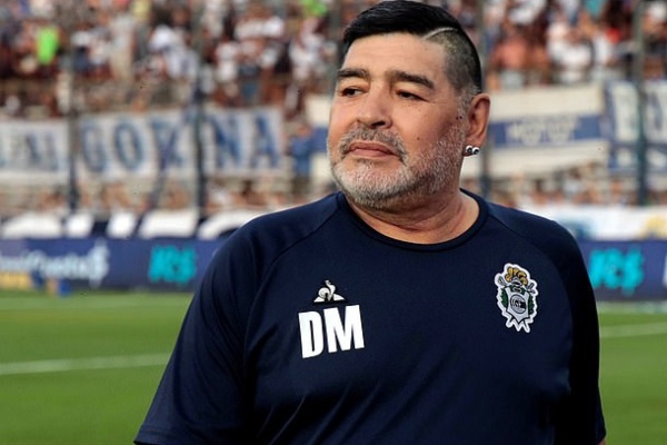 Maradona phải phẫu thuật não, CĐV đến bệnh viện cầu nguyện