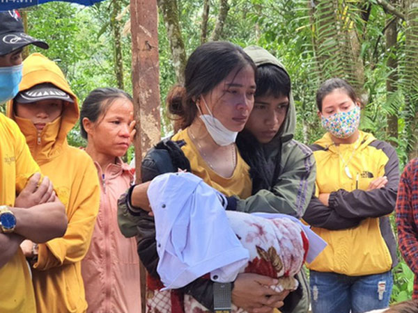 Những học sinh mồ côi sau vụ sạt lở và lời khẩn cầu của thầy cô giáo: 'Xin đừng để tương lai các em rơi vào ngõ cụt'