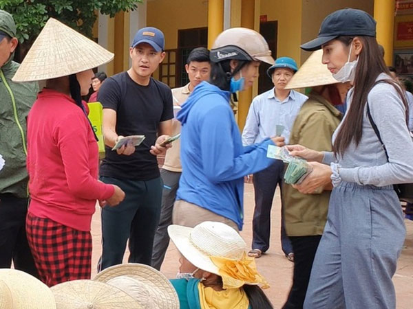 Thuỷ Tiên công khai danh sách các trường hợp nhận hỗ trợ miền Trung: 'Có bất kỳ sai sót nào mong mọi người thông cảm cho Tiên nhé'