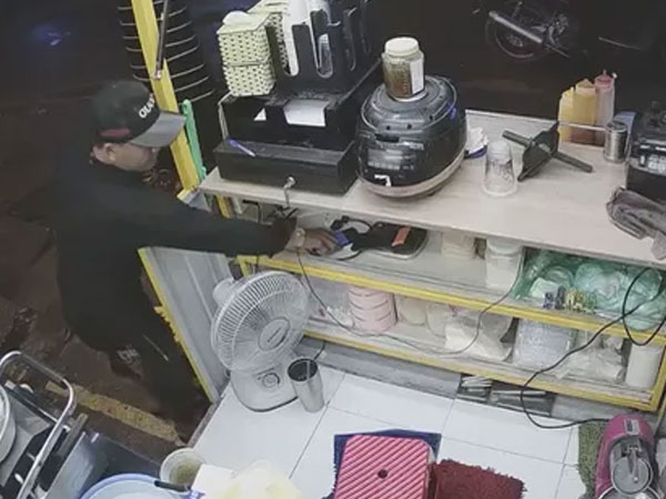 Clip: Người đàn ông đi SH trộm điện thoại trong vòng 5 giây