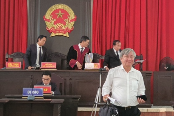 Tuyên 3 năm tù với nguyên giám đốc Sở Y tế Long An: Bất thường khi Tòa nhận định bác sĩ Liêm 'thành khẩn khai báo'