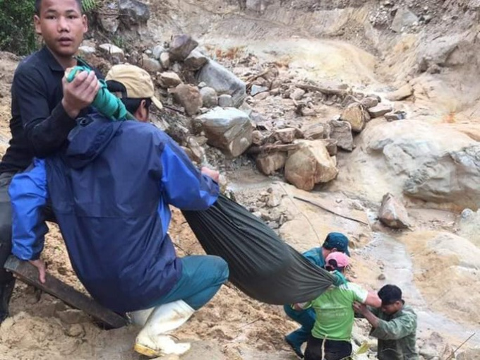 Được khiêng bộ 20 km đường rừng đi cấp cứu, thai phụ đau lòng nhận tin dữ