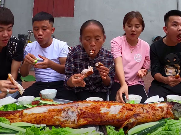 'Rửa xe' mới mua 40 triệu, Hưng Vlog và mẹ làm món cá sấu nướng siêu cay nhưng lại bị 'bóc phốt' ở một điểm này