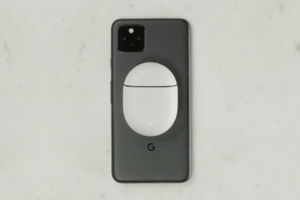 Google Pixel 5 tự động biến thành một chiếc đế sạc không dây khi cắm cáp USB-C