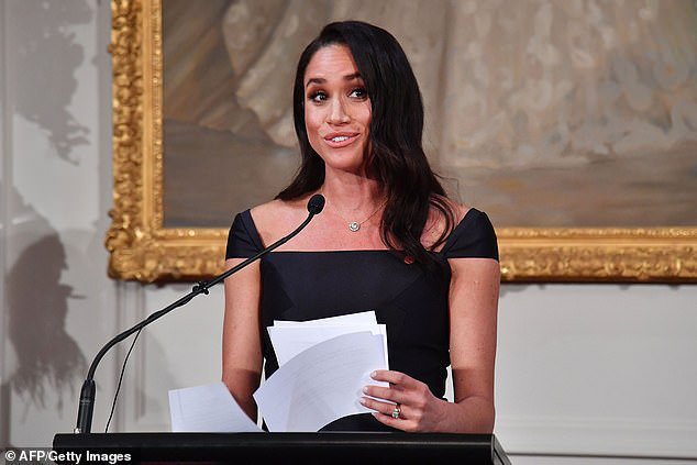Meghan Markle đăng đàn giữa lúc kết quả bầu cử chưa ngã ngũ, tưởng chiếm spotlight nhưng bị vùi dập không thương tiếc