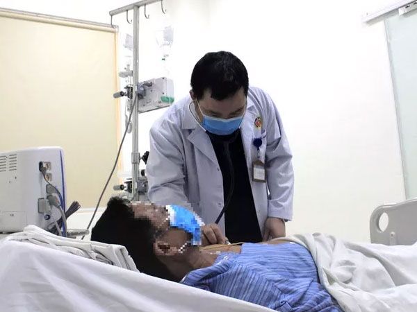 Đang lái xe đưa đón học sinh, nam tài xế bị nhồi máu cơ tim bất tỉnh