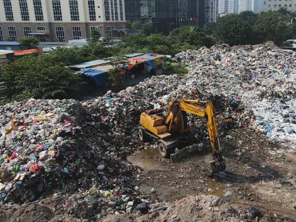 Video: ‘Núi rác’ 500 tấn bốc mùi hôi thối giữa Thủ đô, 1 tuần nữa mới xử lý xong