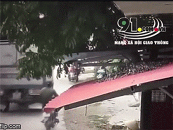 Clip: Rơi từ trên xe đạp điện xuống đường, cháu bé bị ô tô tải cán tử vong
