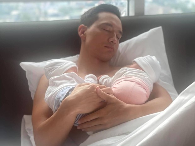 Kim Lý cuối cùng đã khoe nhóc tỳ song sinh, khoảnh khắc 1 nách 2 con của "bố bỉm sữa" gây bão MXH