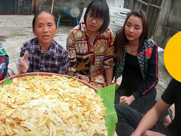 Thấy bà Tân làm hỏng món ăn nhưng các vị khách vẫn tấm tắc khen ngon, tuy nhiên biểu cảm của người này đã 'bóc trần' sự thật