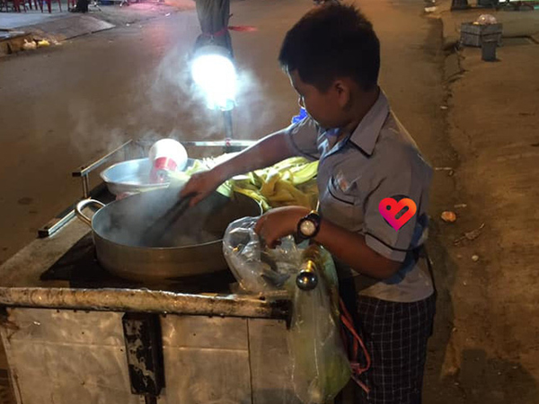 Cậu bé mặc áo đồng phục đi bán bắp luộc nuôi bà, tiết lộ của bé khiến tất cả lặng người