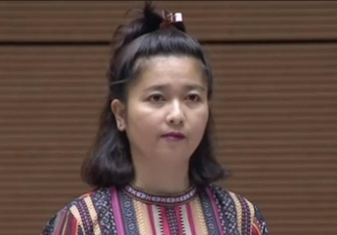 Nữ thiếu tá: Pin năng lượng mặt trời hết hạn thì đưa lên mặt trăng hay để nướng bò một nắng?
