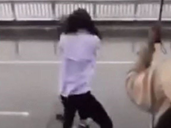 Clip: Nữ sinh đấm đá bạn túi bụi, còn lấy cả mũ bảo hiểm đập vào đầu gây xôn xao cộng đồng mạng