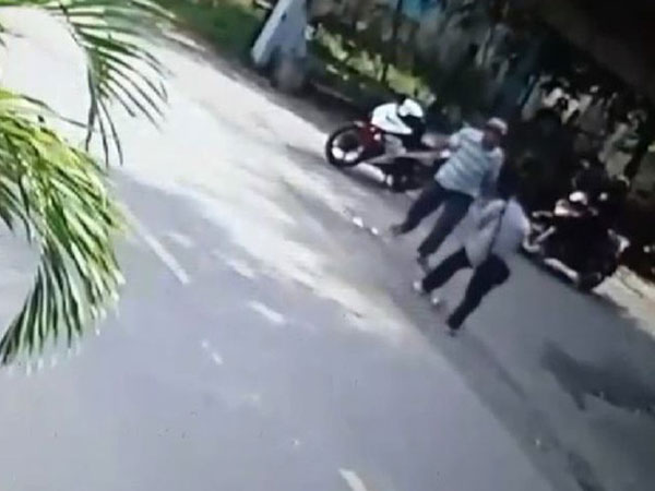Người đàn ông bị đánh vào ngực, ngã gục xuống vỉa hè vì...mời mua vé số 2 lần