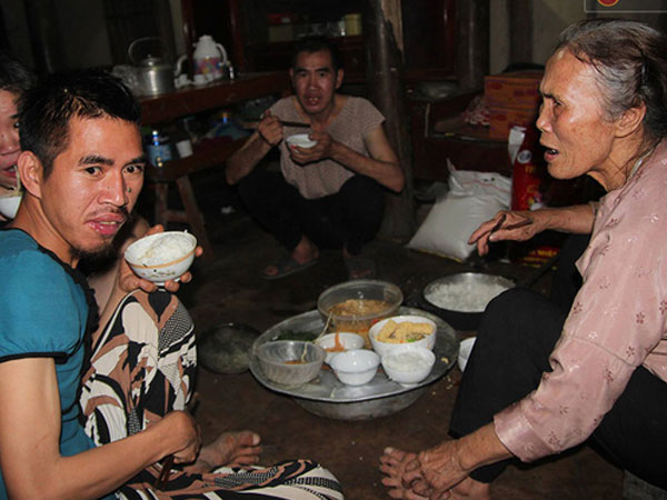 Người mẹ già từng muốn cho 6 con dại ăn một bữa thật no rồi uống thuốc độc cùng chết đã qua đời