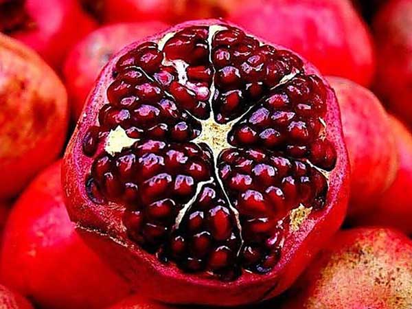 Ăn lựu vào mùa thu đúng chuẩn khỏi chỉnh nhưng khi ăn nghiễm nhiên bỏ thứ này đi thì rõ là... công cốc!
