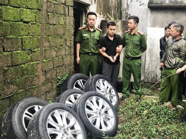 Bắt đối tượng tháo trụi hàng loạt bánh xe ô tô ở Vinh