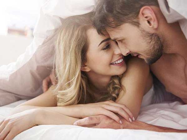 Lúc lên giường vợ cứ 'hư' đúng kiểu này, chồng chết mê vì thích