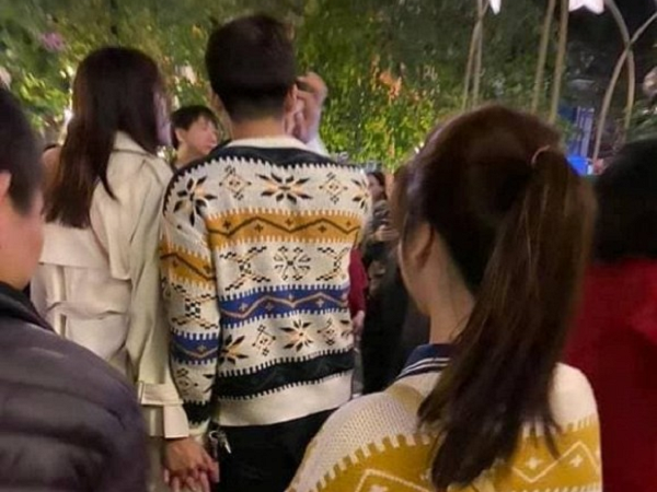 Mặc áo đôi của người yêu cũ tặng để đi ăn với bạn gái mới, chàng trai gặp tình huống dở khóc dở cười