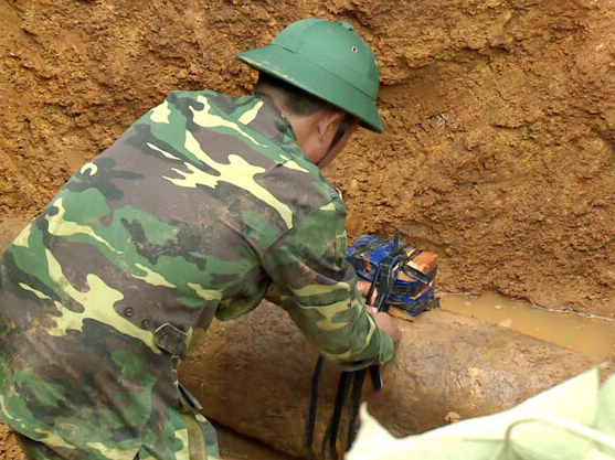Bom nặng hơn 200 kg dưới hồ điều hòa