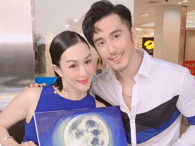'Bom sex gốc Việt' Chung Lệ Đề và chồng trẻ kỷ niệm 4 năm ngày cưới, dù đã ngoài 50 nhưng vẫn cố gắng sinh con
