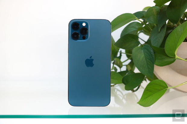 Cận cảnh iPhone 12 Pro Max phiên bản cao cấp nhất, rất đáng mua!