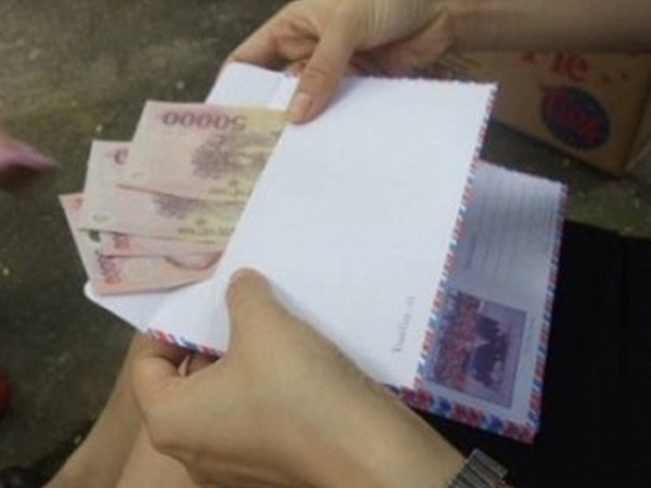 Gửi 500k mừng cưới nhưng đồng nghiệp chỉ bỏ phong bì 200k, cô gái viết mail đòi lại tiền nhưng hành động đính kèm một số người mới thực sự thâm sâu