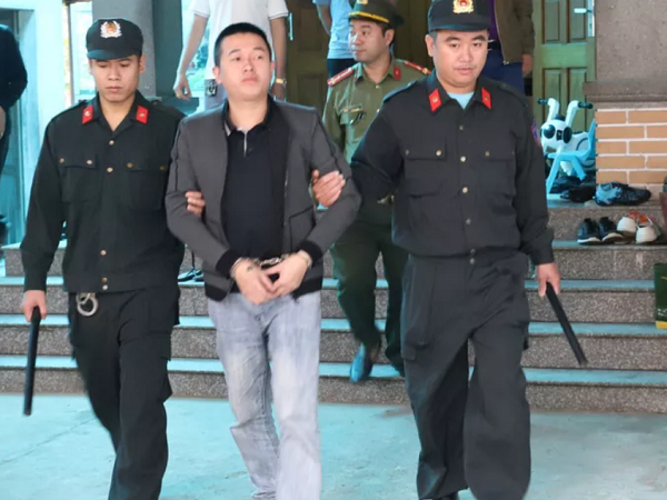 Đến nhà gọi không thấy mở cửa, 'đại ca' rút súng quân dụng bắn vào nhà con nợ