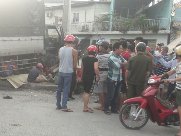Đứng bán đồ nướng ven quốc lộ, người phụ nữ bị xe tải tông tử vong