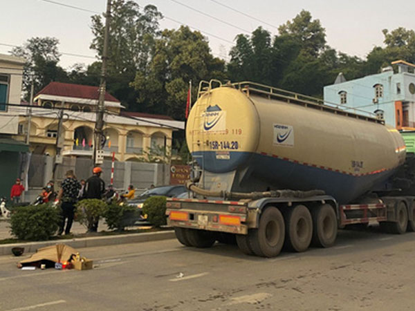 Va chạm với xe đầu kéo, nam sinh lớp 10 tử vong tại chỗ
