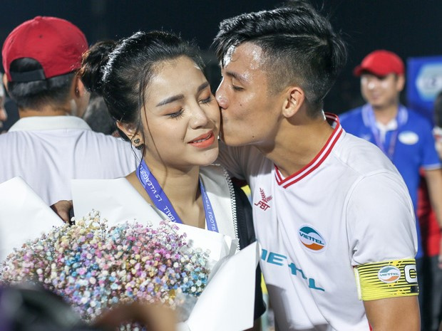 Bùi Tiến Dũng bất ngờ mang nhẫn kim cương cầu hôn Khánh Linh ngay sau khi vô địch V.League