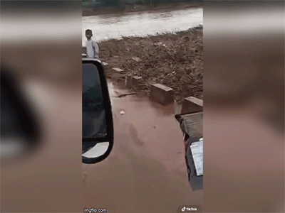 Video: Cậu bé Quảng Trị đi chân đất, lễ phép cảm ơn khi nhận được gói kẹo từ đoàn từ thiện khiến ai cũng ấm lòng