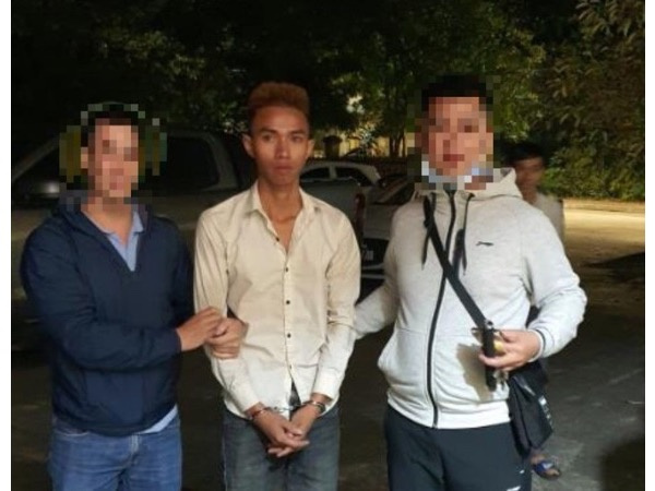 Gã trai dùng đá đập vào đầu tài xế để cướp xe máy