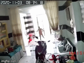 Video: Người đàn ông 'trần như nhộng' đột nhập vào nhà khiến cô gái kêu thất thanh, tìm cách bỏ chạy
