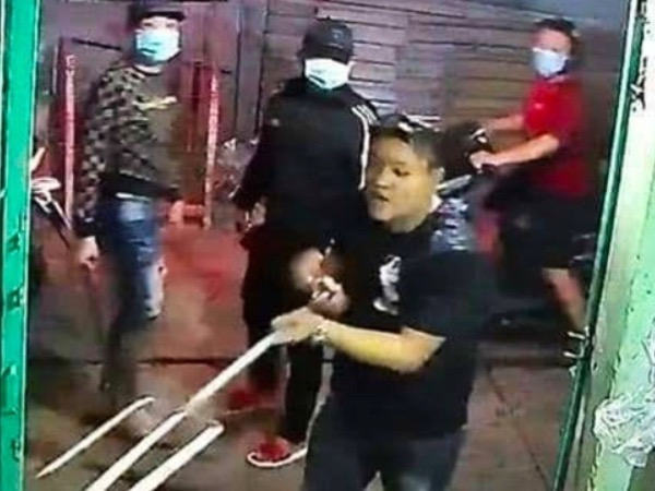 Người đàn ông bị truy sát bằng cây ba chỉa và mã tấu