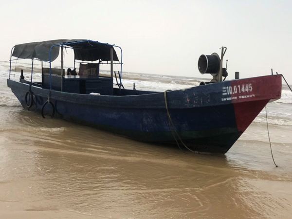 Bí ẩn 2 chiếc tàu 'ma' in chữ Trung Quốc dạt vào bờ biển miền Trung
