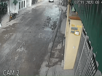 Video: Ôtô lao như tên bắn, suýt 'đoạt mạng' người phụ nữ đi xe đạp